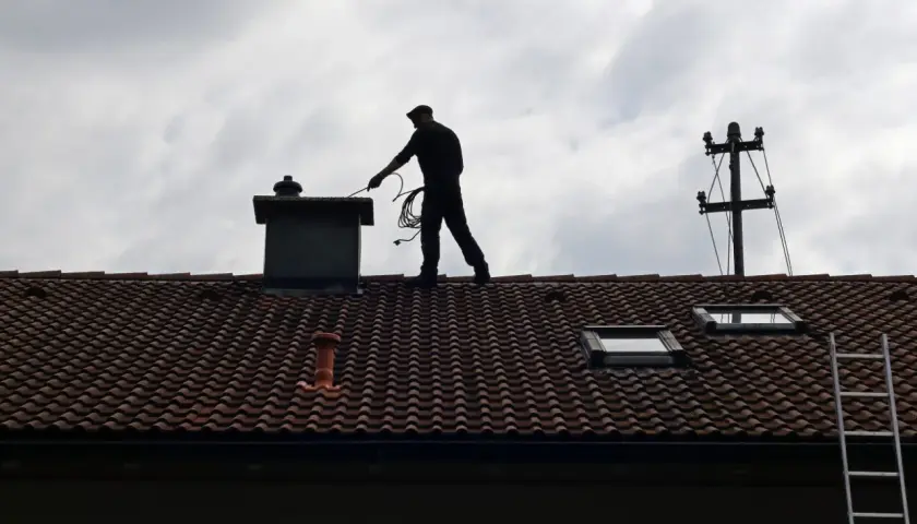 Skuteczne metody na wypalenie sadzy w kominie i bezpieczeństwo