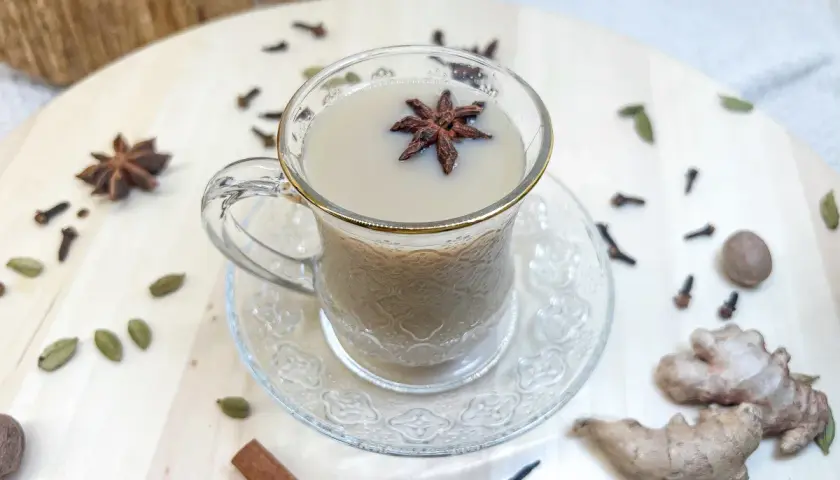 Aromatyczne chai, czyli co to jest? Gorący napój z mlekiem, imbirem, cynamonem i gwiazdką anyżu.