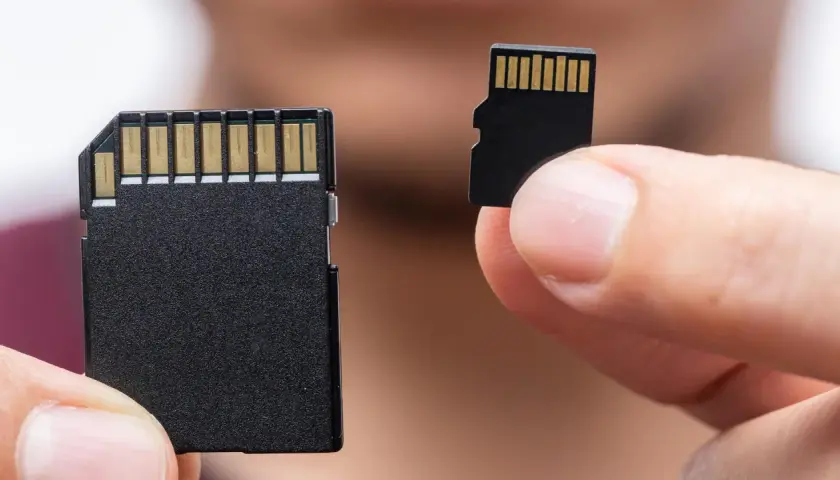 Zwei SD-Karten, eine größere und eine kleinere, werden von Fingern gehalten. So kann man den Inhalt der SD-Karte anzeigen.
