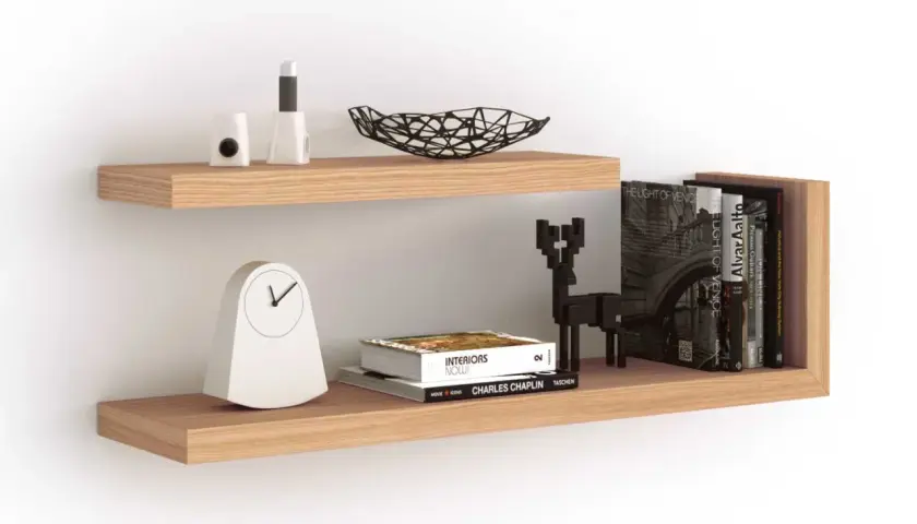 Mensola galleggiante in legno, ideale per chi cerca come fissare una mensola senza staffe. Decorata con orologio, libri e statuetta.
