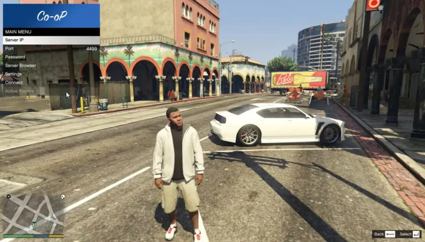 Ein Charakter steht vor einem weißen Auto in einer Stadt. Das Menü "Co-op" ist sichtbar, bereit für ein GTA 5 Coop-Erlebnis.