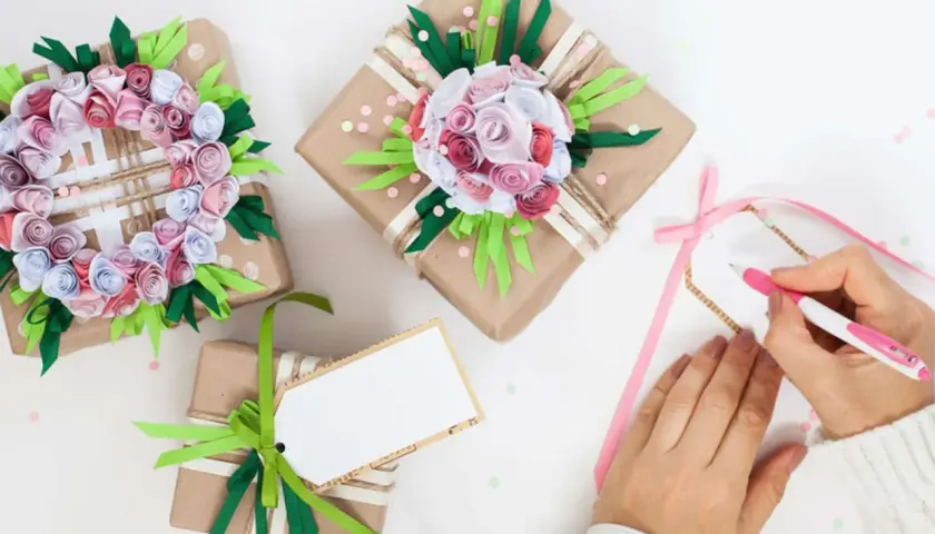 Schöne DIY-Geburtstagsgeschenke für Frauen: liebevoll verpackte Präsente mit Blumen aus Papier und handgeschriebenen Karten.