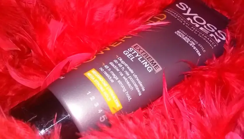 Syoss Men Extreme Styling Gel, dla mega mocnego utrwalenia włosów na żel, otoczony czerwonymi piórami.