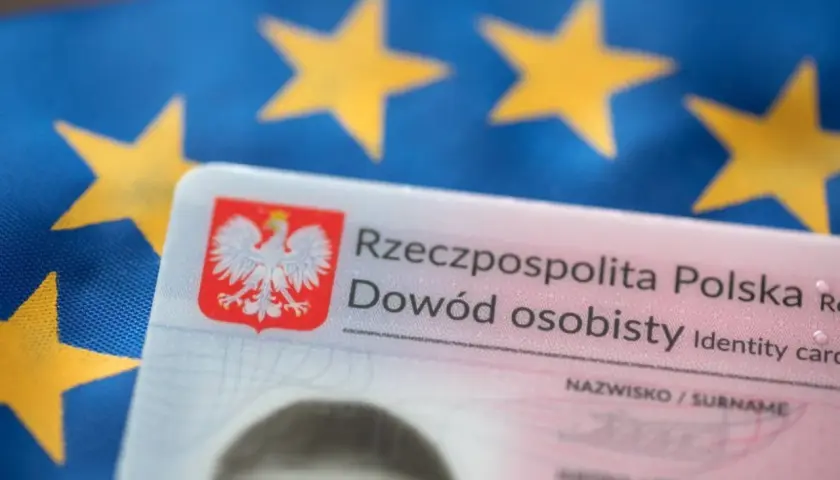 Polski dowód osobisty na tle flagi Unii Europejskiej.