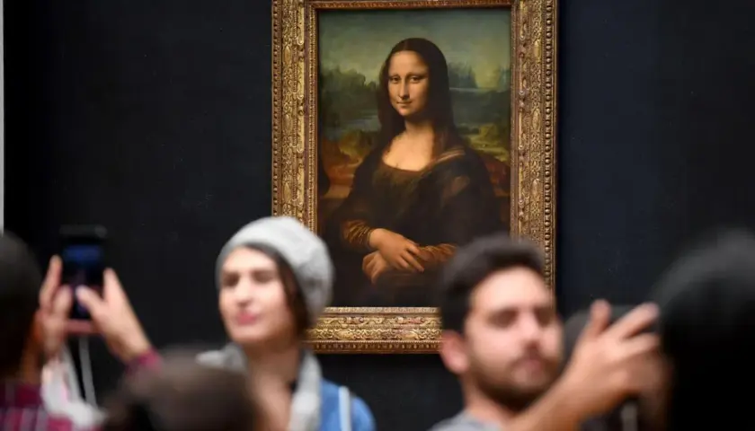 Die Mona Lisa, ein Meisterwerk von Leonardo da Vinci, hängt im Louvre. Die Frage "wem gehört die Mona Lisa" ist komplex, aber sie ist Eigentum des französischen Staates.
