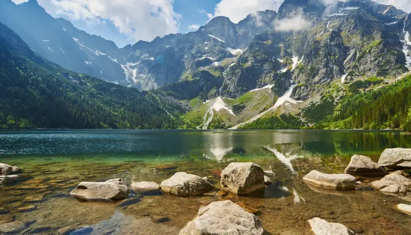 Gdzie jest Morskie Oko? Jezioro w otoczeniu gór, lasów i kamieni.
