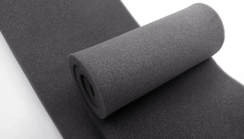 Rollo de espuma de poliuretano gris, material ligero y flexible. El poliuretano es impermeable, ideal para aislamiento.