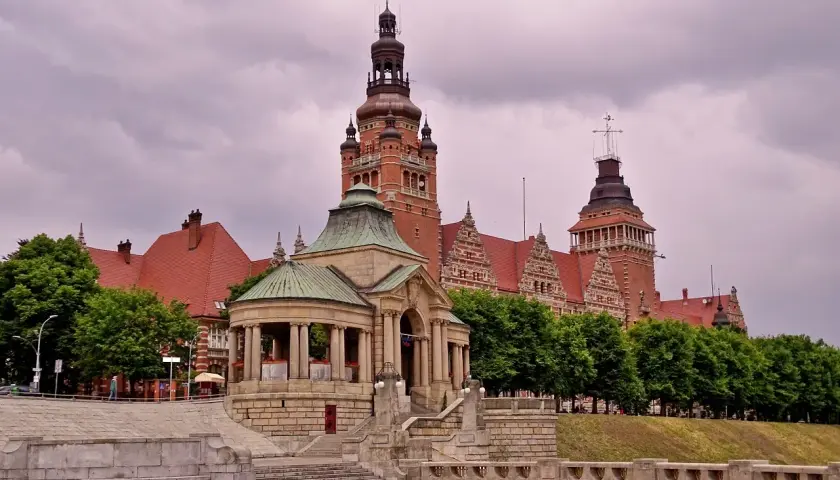 Imponujący budynek z wieżami i zielonym pawilonem, wspaniały widok na szczecin stare miasto.