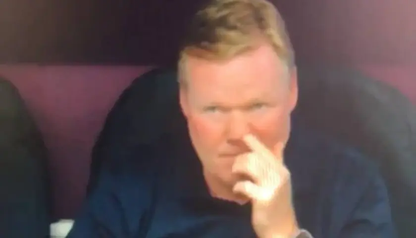 Ronald Koeman, trener reprezentacji Holandii, zamyślony podczas meczu.