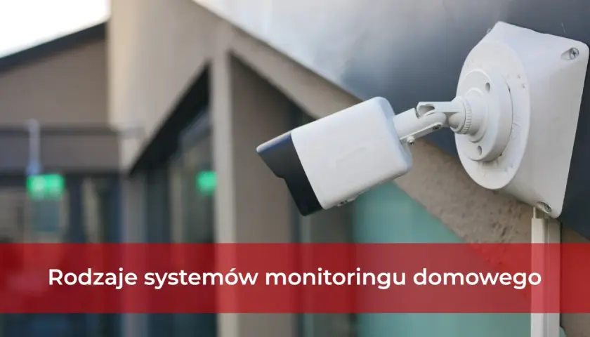 Kamera monitoringu domowego zamontowana na ścianie budynku.
