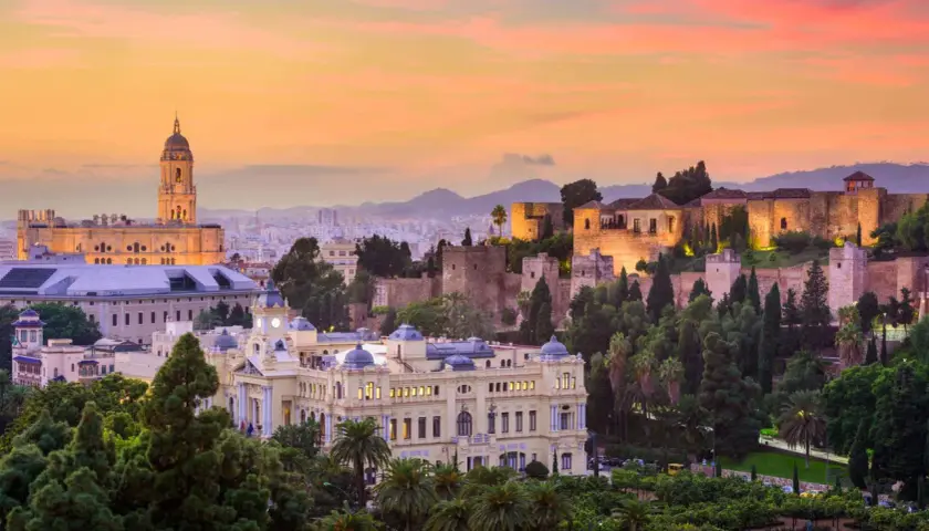 Atardecer en Málaga, con la Alcazaba iluminada y la Catedral al fondo. Un lugar perfecto para disfrutar de actividades culturales y vistas impresionantes.