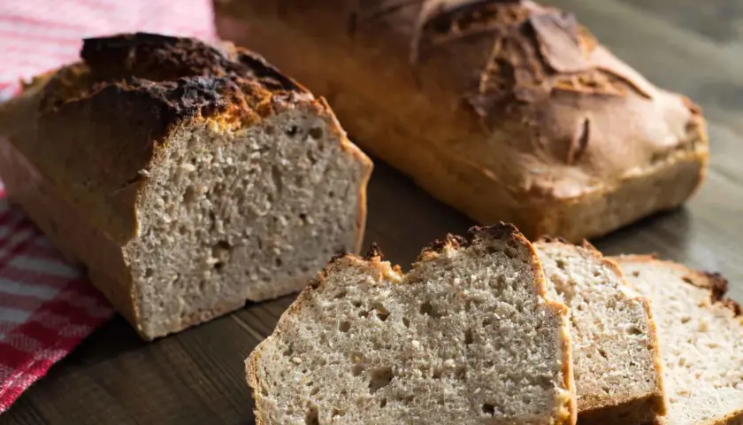 Pane integrale appena sfornato, con crosta dorata e mollica soffice, pronto per essere gustato.