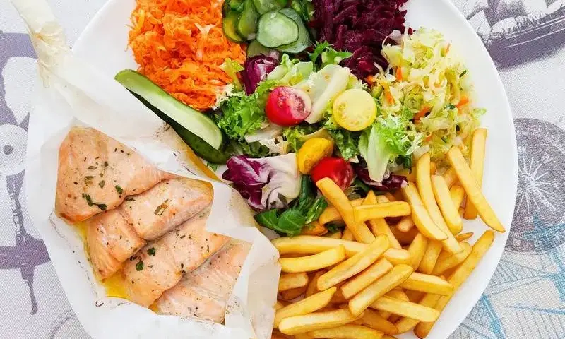 Gdzie zjeść w Krynicy Morskiej? Odkryj najlepsze restauracje i smaki