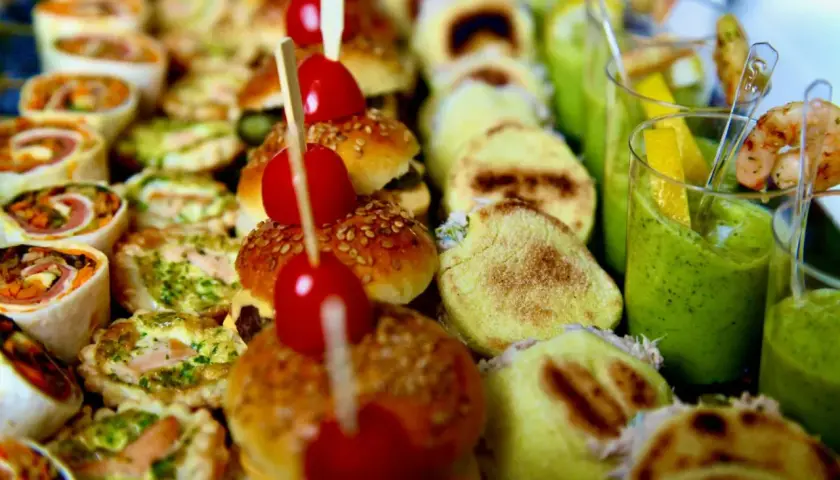Mini burgery z pomidorkami, tartaletki z łososiem i roladki z warzywami – to idealne przekąski, co warto zjeść w Paryżu.