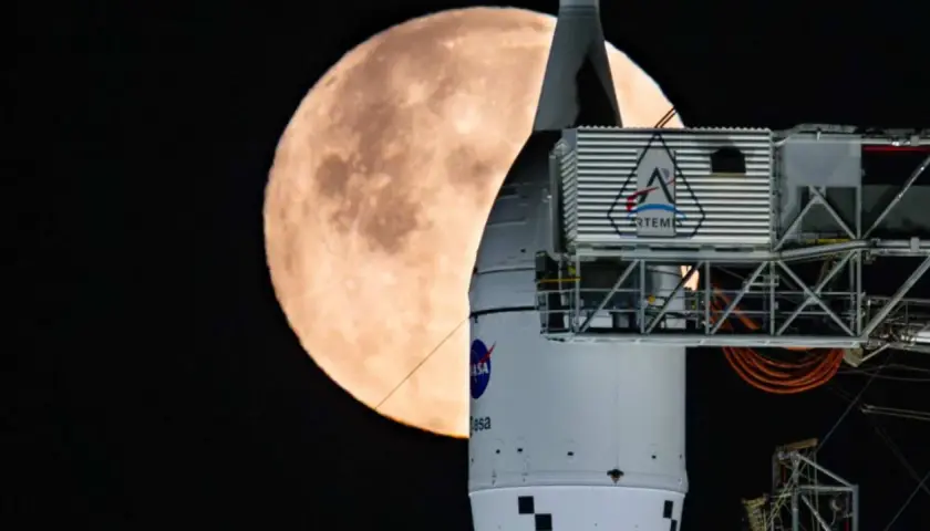 Rakieta Artemis 3 na tle księżyca.