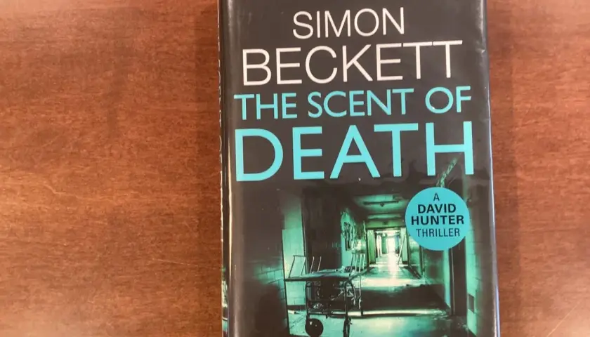 Buchcover "The Scent of Death" von Simon Beckett, Teil der David Hunter Reihe. Ein düsterer Flur mit einem Krankenwagen.