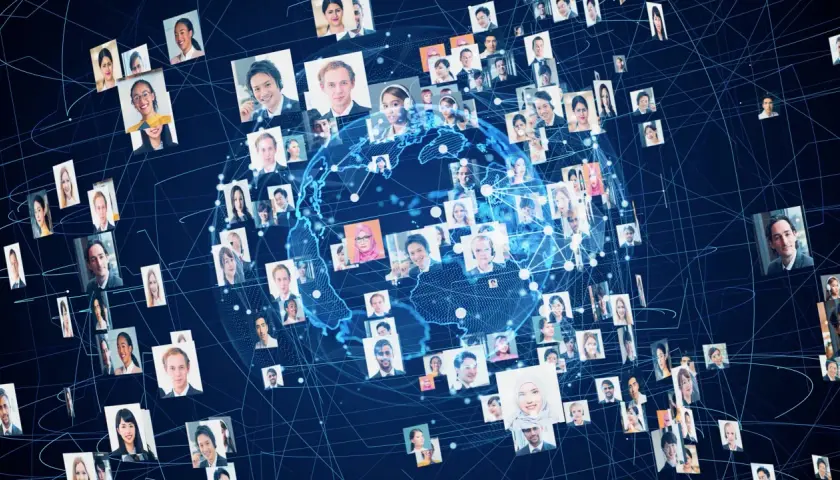 Un globo terráqueo digital rodeado de retratos de personas de diversas etnias y edades.