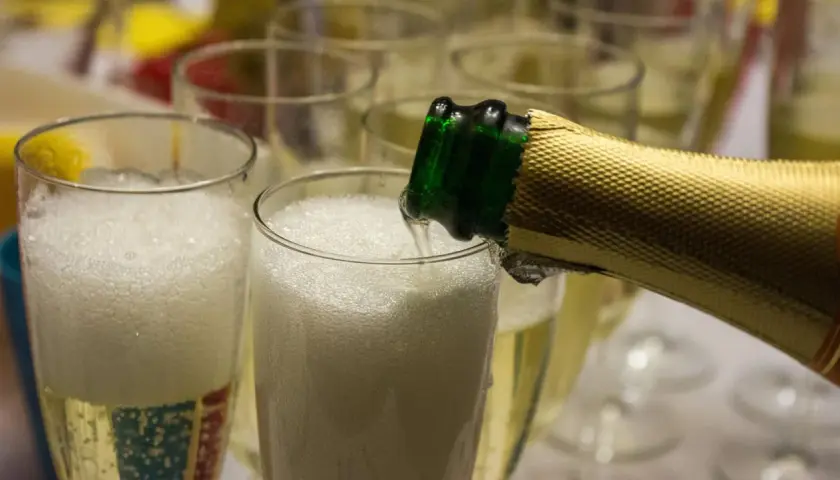 Schaumiger Prosecco DOC wird in Gläser gegossen, bereit für einen festlichen Anlass.