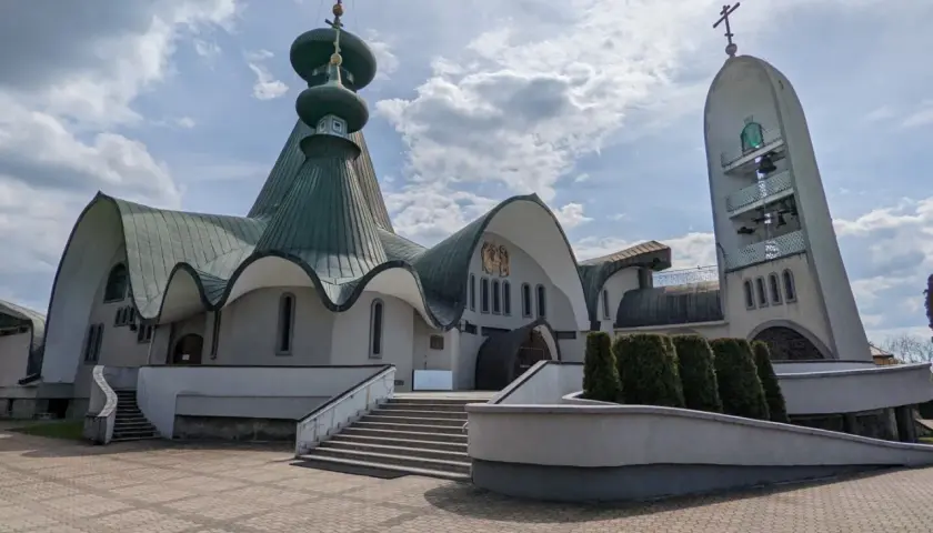 Unikalne architektonicznie cerkwie i dzwonnica w Hajnówce to jedne z wielu atrakcji tego miasta.