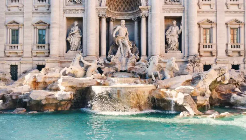 Fontana di Trevi, uno dei più celebri posti a Roma, con le sue sculture barocche e l'acqua cristallina.