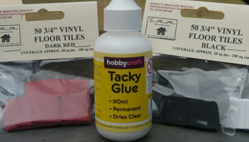 Colla Tacky Glue Hobbycraft, ideale per modellismo. Cos'è? Una colla PVA permanente che asciuga trasparente, perfetta per pavimenti in vinile 3/4".