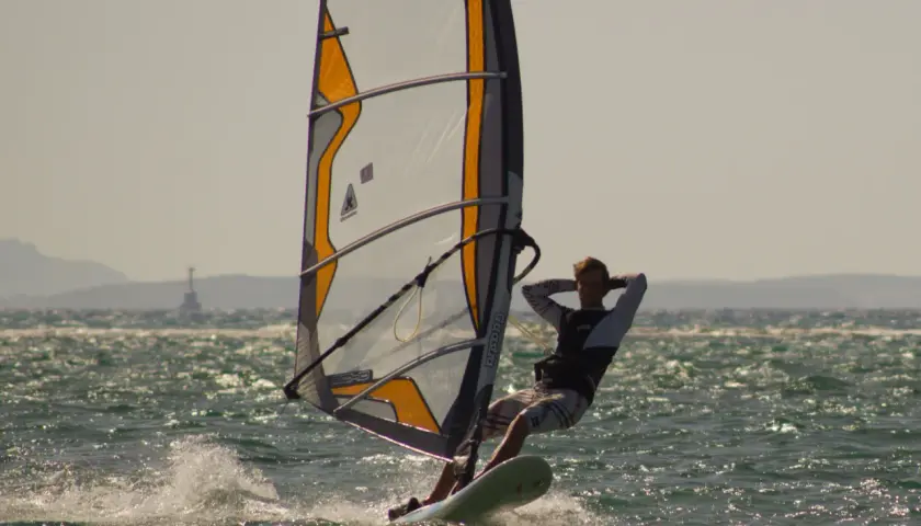 Windsurfing jak pływać – proste kroki, aby uniknąć frustracji
