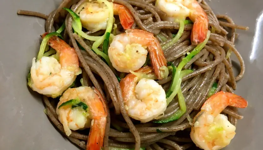 Pasta di grano saraceno con gamberi e zucchine, un piatto leggero e gustoso. La ricetta pasta grano saraceno con verdure è perfetta per un pranzo sano.