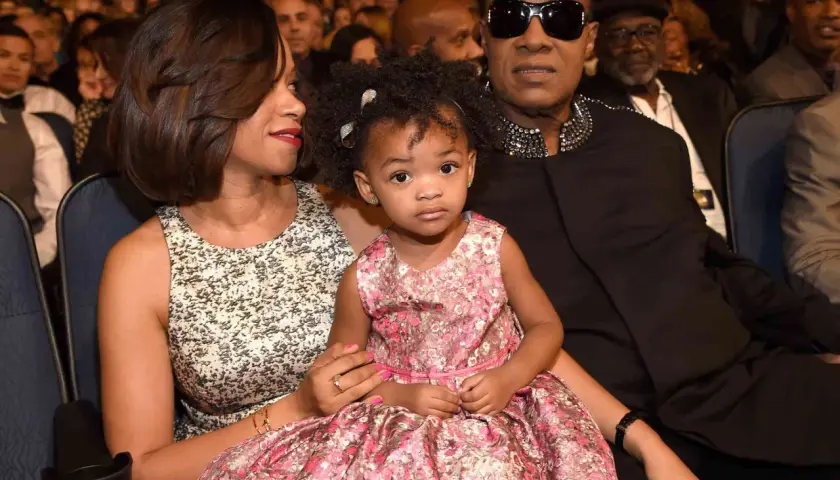 Stevie Wonder z żoną i córką w pierwszych rzędach.