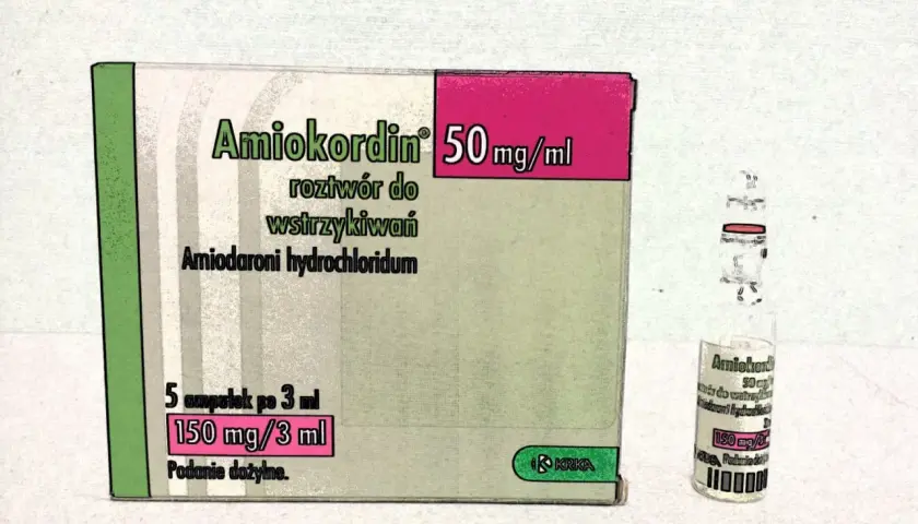 Opakowanie leku Amiokordin z ampułką. Zawiera amiodaron, stosowany w leczeniu zaburzeń rytmu serca.