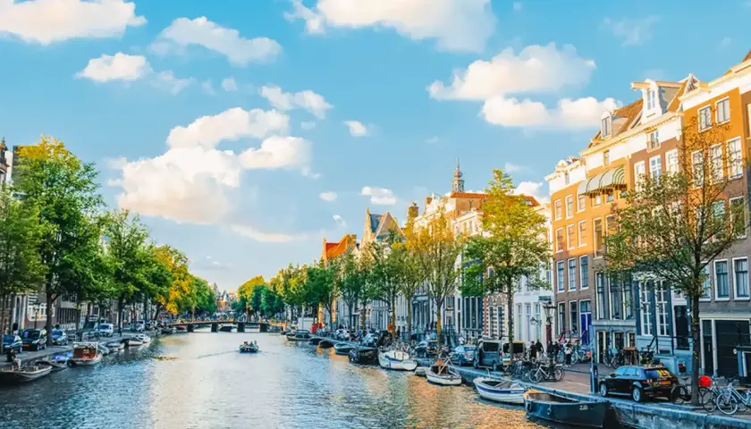 Gdzie leży Amsterdam? Odkryj jego unikalną lokalizację w Holandii