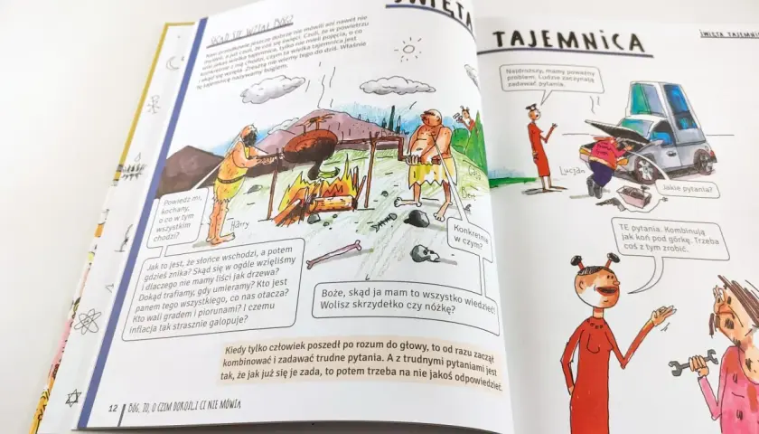 Przedstawia ilustrację z książki, gdzie pierwotni ludzie zastanawiają się nad tajemnicami świata, a w innej scenie ludzie próbują naprawić samochód, dyskutując o trudnych pytaniach. Bóg jest tu symbolem tych zagadek.