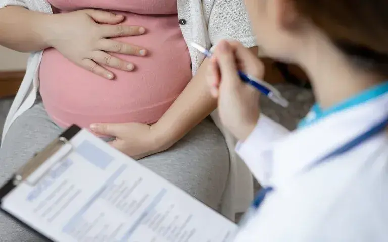 Ciąża po menopauzie: Czy to możliwe? Fakty i medyczne szanse