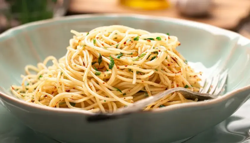 Idealny przepis na spaghetti olio aglio, który zachwyci każdego smakosza