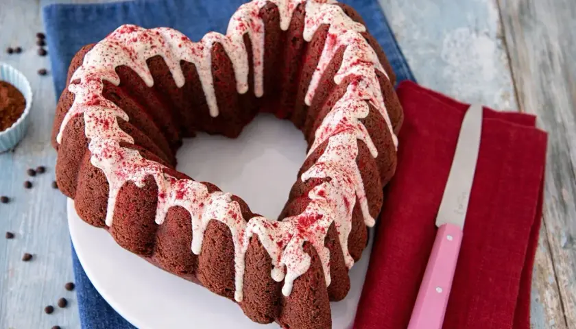 Cuore di torta barbabietola e cioccolato, glassato con panna bianca e spolverata di rosso. Perfetto per San Valentino.