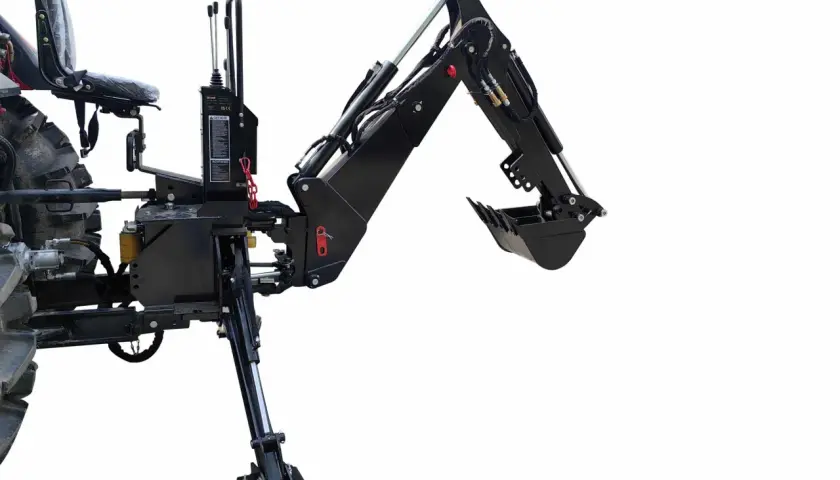 Ein schwarzer Dreipunkt-Bagger mit Schaufel und Stützbeinen, bereit für den Einsatz.