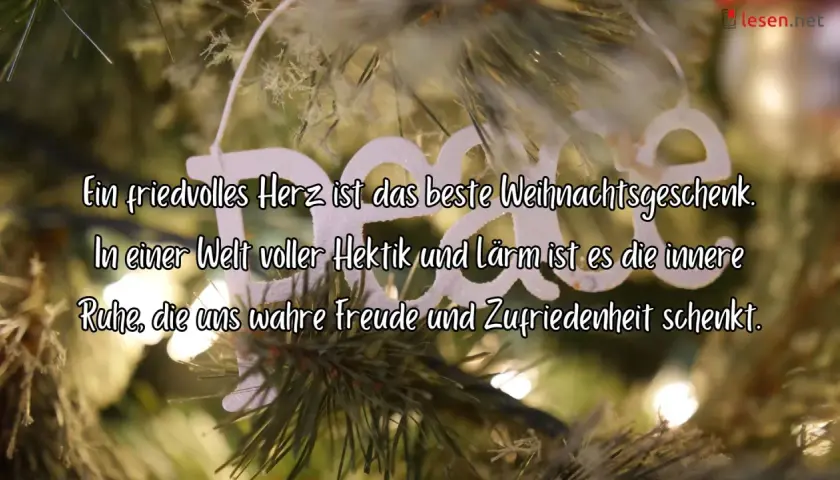 Besinnliche Gedanken zum Advent: Ein friedvolles Herz schenkt Freude. Ein weißer Schriftzug "Peace" hängt am Weihnachtsbaum.