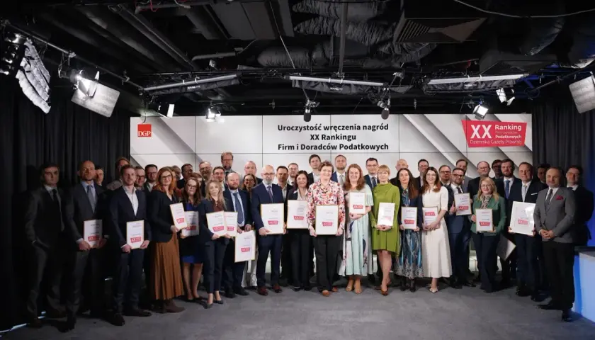 Grupa nagrodzonych osób z dyplomami na uroczystości wręczenia nagród XX Rankingu Firm i Doradców Podatkowych.