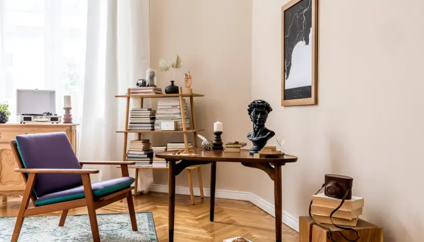 Styl vintage co to jest? To przytulny kącik z fotelem, biurkiem, książkami i gramofonem.