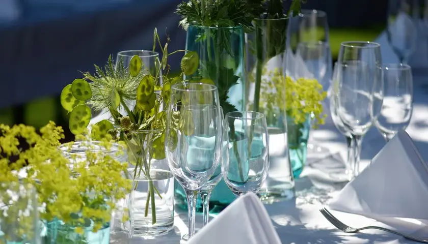 Jak udekorować stół na 25 rocznicę ślubu i zaskoczyć gości elegancją