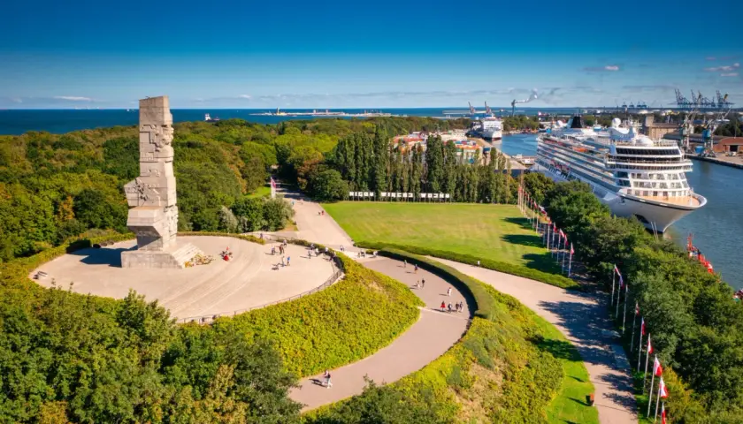 Pomnik Obrońców Wybrzeża, ogromny statek wycieczkowy i port – to co ciekawego w Gdańsku.