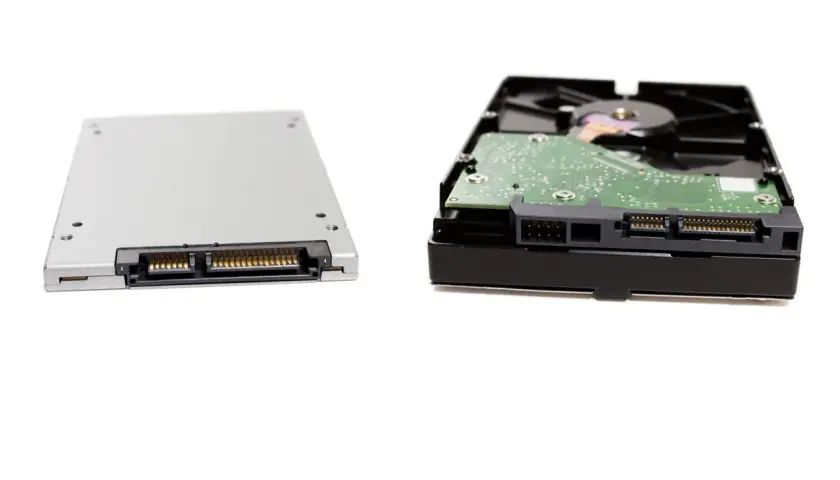 Eine SSD und eine Festplatte nebeneinander. Diese Geräte sind die speichermedien der zukunft, die Daten speichern und abrufen.