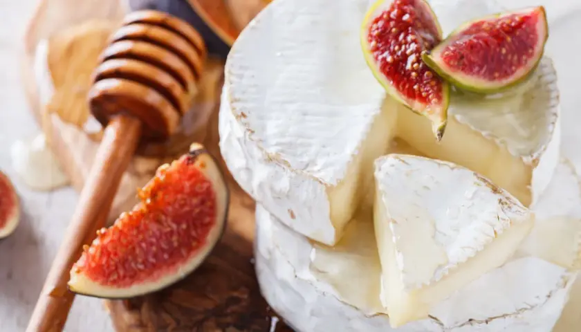 Formaggio brie con fichi e miele. Un piacere per il palato, ma attenzione alle calorie del brie!