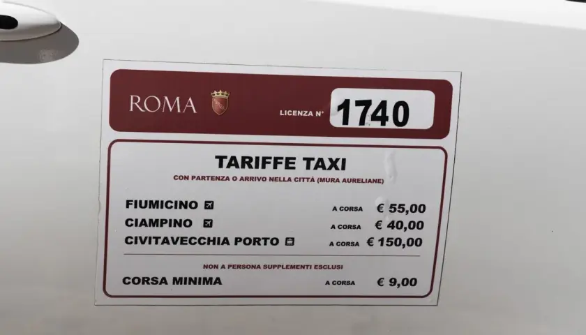 Taxi Rome Fiumicino prix : 55€ pour la course. Le taxi affiche aussi les tarifs pour Ciampino (40€) et Civitavecchia (150€).
