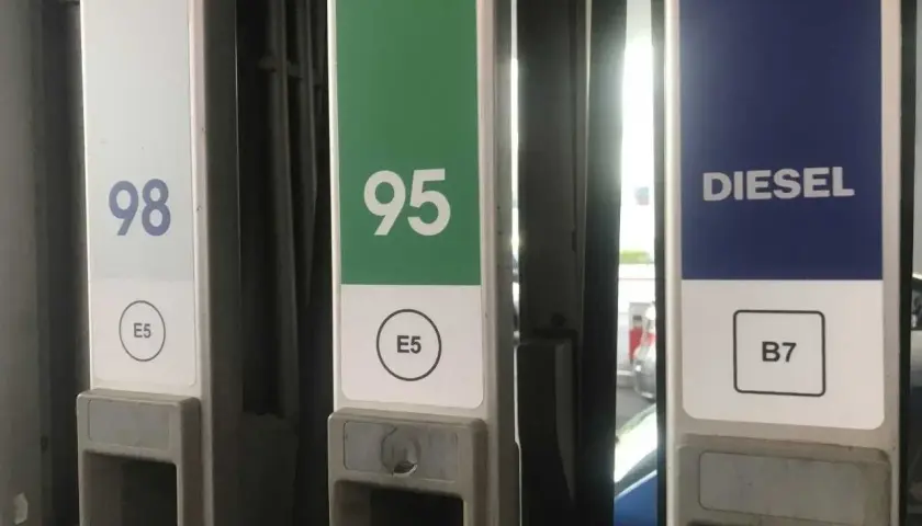 Kolumna z oznaczeniem diesla na stacji paliw, obok dystrybutorów 98 i 95.