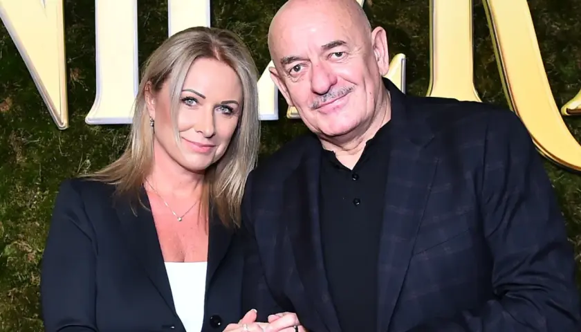 Dominika Grobelska i Marcin Daniec pozują do zdjęcia na tle zielonej ściany z ozdobnymi literami.