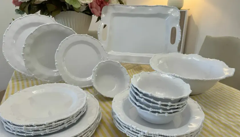 Vaisselle blanche en mélamine, joliment décorée de perles. Attention, la mélamine peut présenter un danger si chauffée.