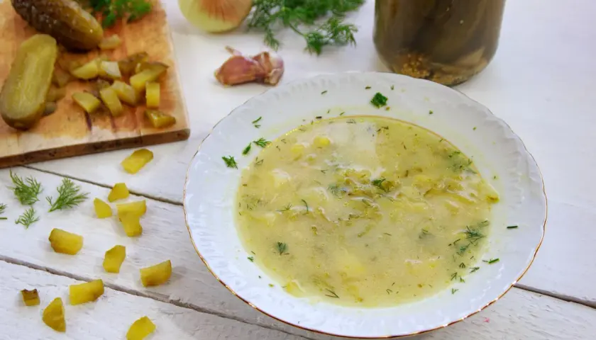 Z czym zupa ogórkowa? Najlepsze dodatki, które musisz znać