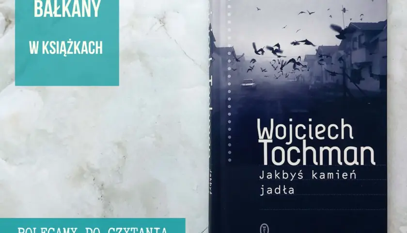 Okładka książki Wojciecha Tochmana "Jakbyś kamień jadła" z ptakami nad miastem. Polecamy do czytania.
