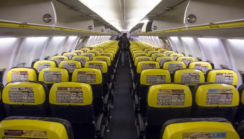 Wnętrze samolotu Ryanair z rzędami żółtych zagłówków. Trudno określić, ile jest miejsc w samolocie Ryanair, ale jest ich mnóstwo!