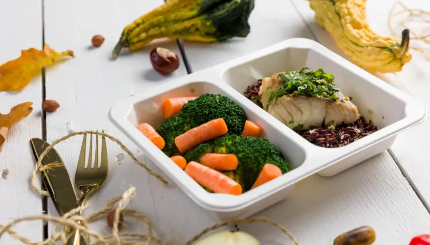 Pyszny posiłek z rybą i warzywami, idealny dla osób na diecie Hashimoto. Catering dopasowany do potrzeb.